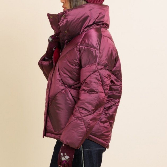 Oofwear Ultra Light Puffy Jacket in Wine Size Medium - Picture 2 of 6